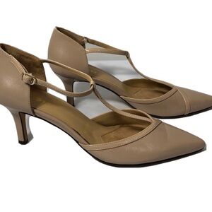 Trotters neutral leather patent pumps. Size 8.5. Narrow.